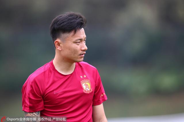 为了呈现最好的电影效果，导演和阿汤哥亲自到荒无人烟的哥伦比亚丛林中寻找可取景的飞机跑道，摄制组改造了位于乔治亚州鮑尔格朗德市的小镇，将其完美;复刻成当年美洲毒品中转站梅纳小镇